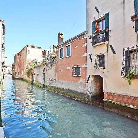 San Barnaba On The Canal * Venetië