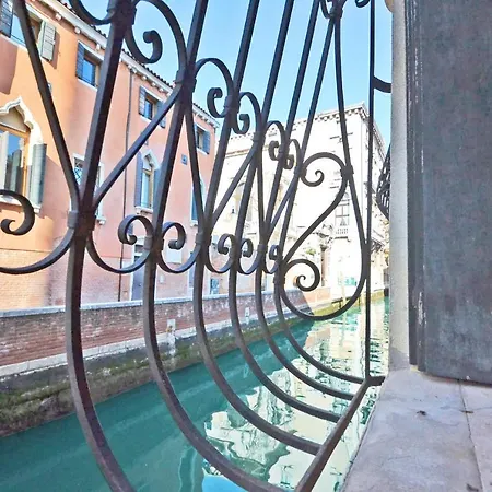 Appartement San Barnaba On The Canal Venetië
