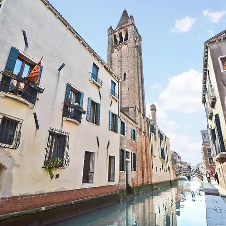 San Barnaba On The Canal Venedig