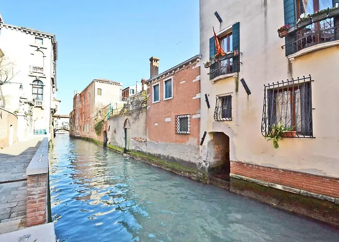 San Barnaba On The Canal * Venedik