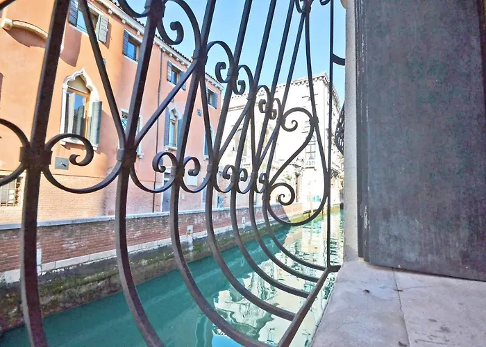 Daire San Barnaba On The Canal Venedik