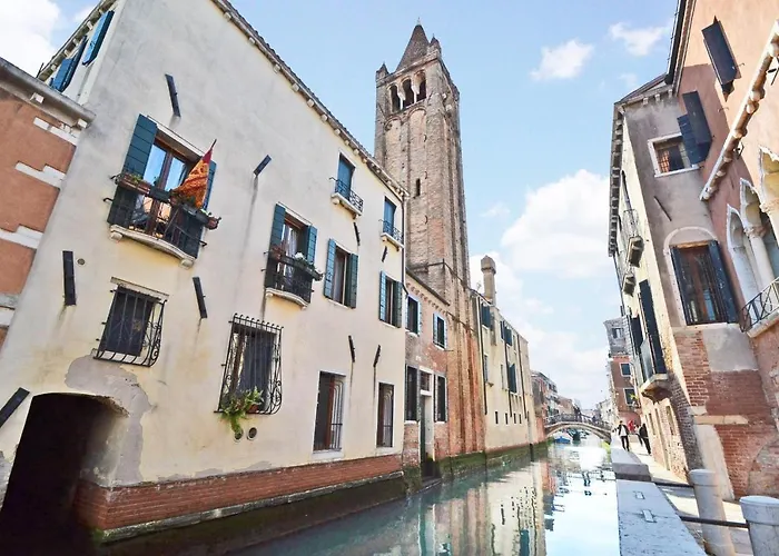 San Barnaba On The Canal Venise